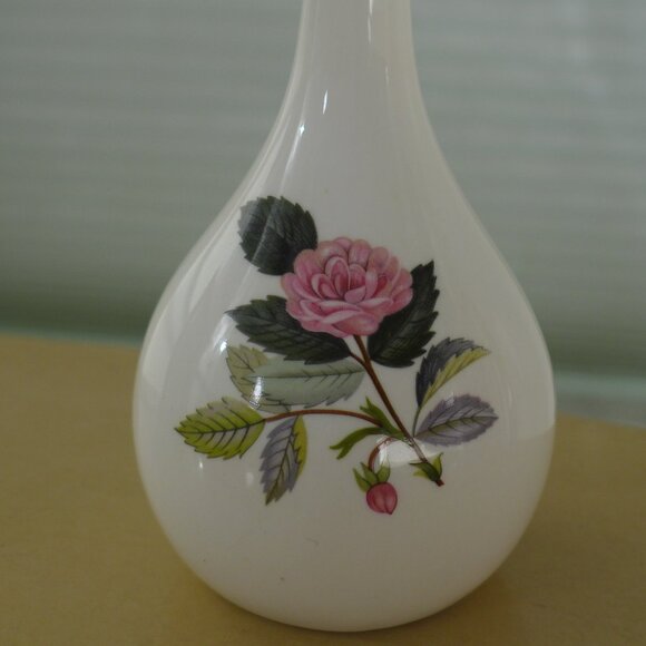 Wedgwood Bone China Hathaway Rose Bud Vase - Picture 1 of 3